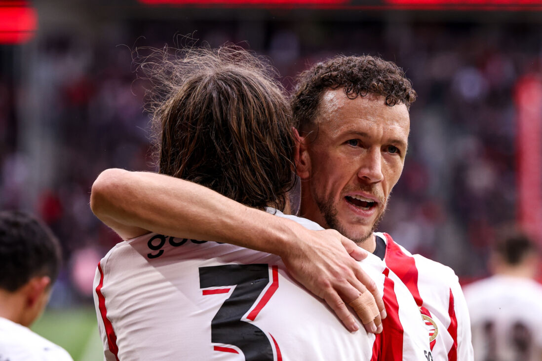 Ivan Perisic omhelst Yarek Gasiorowski na zijn treffer tegen Ajax