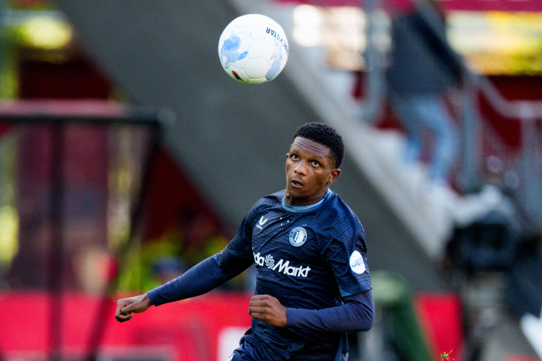 Givairo Read kijkt naar de bal