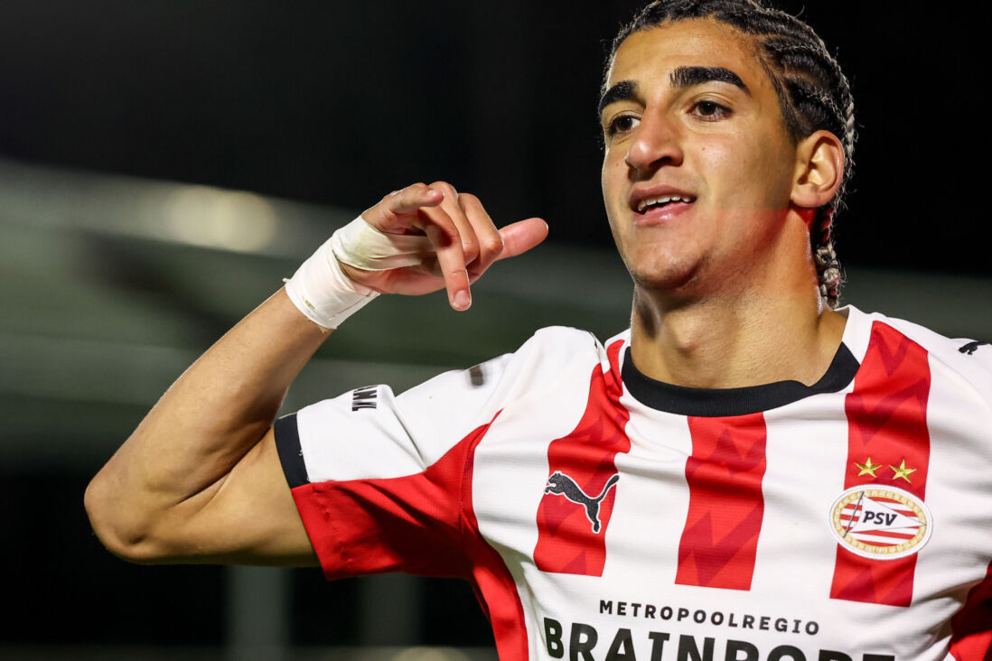 Tay Abed viert een treffer namens Jong PSV