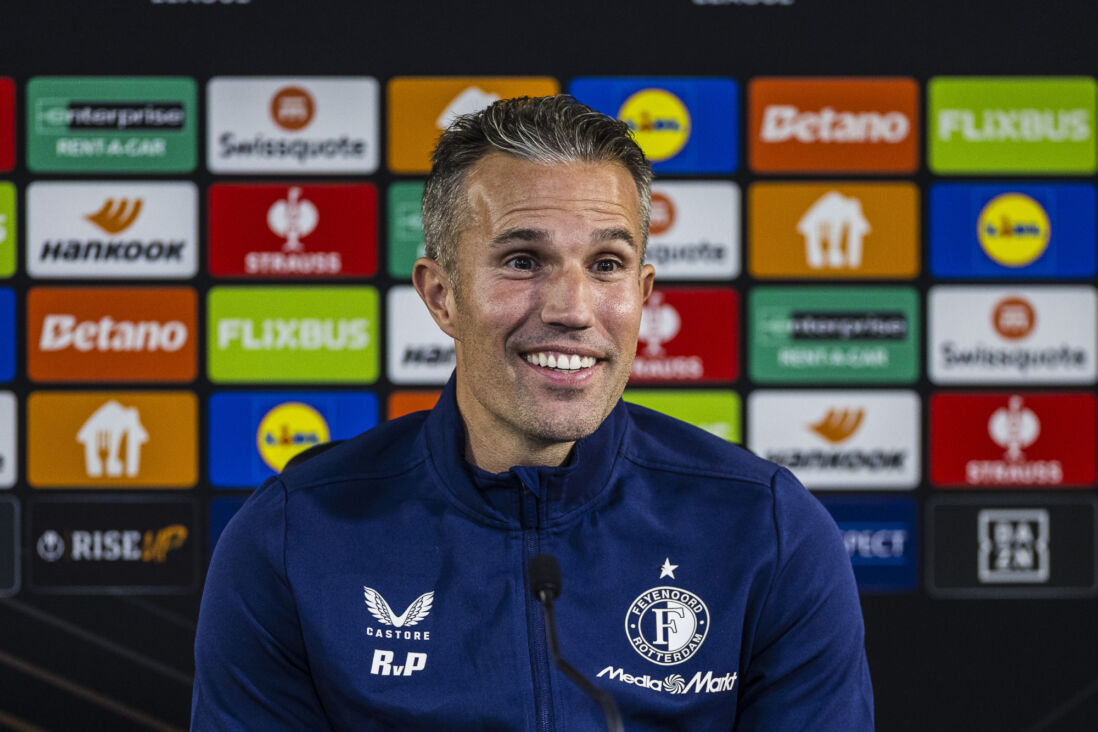 Robin van Persie lacht op een persconferentie