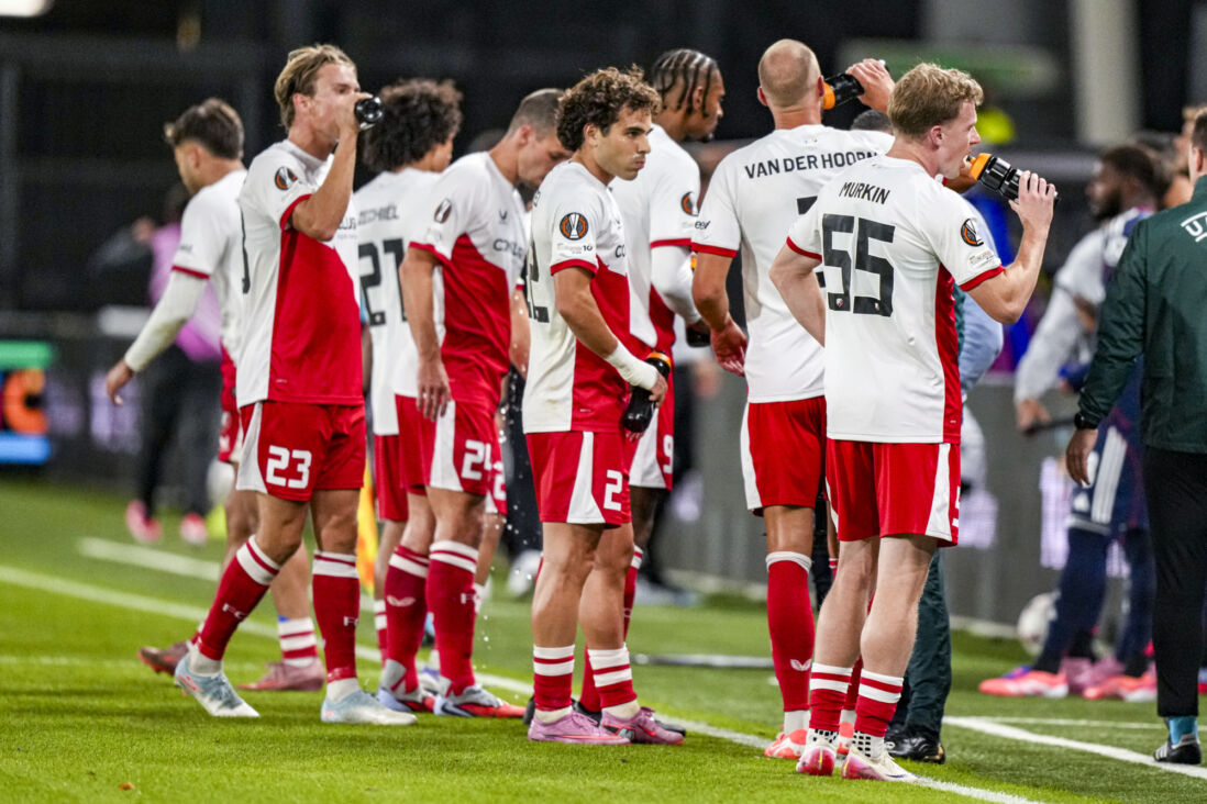 FC Utrecht tijdens drinkpauze