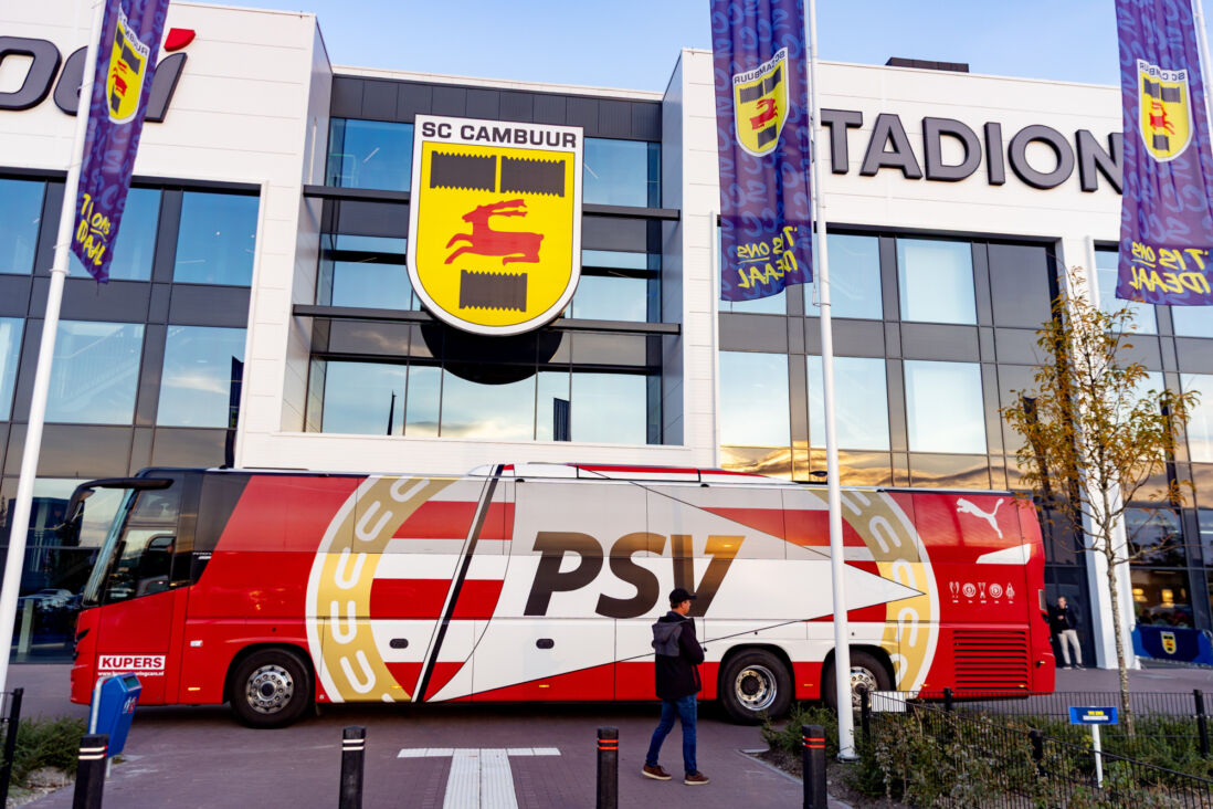 De bus van PSV voor het stadion van SC Cambuur