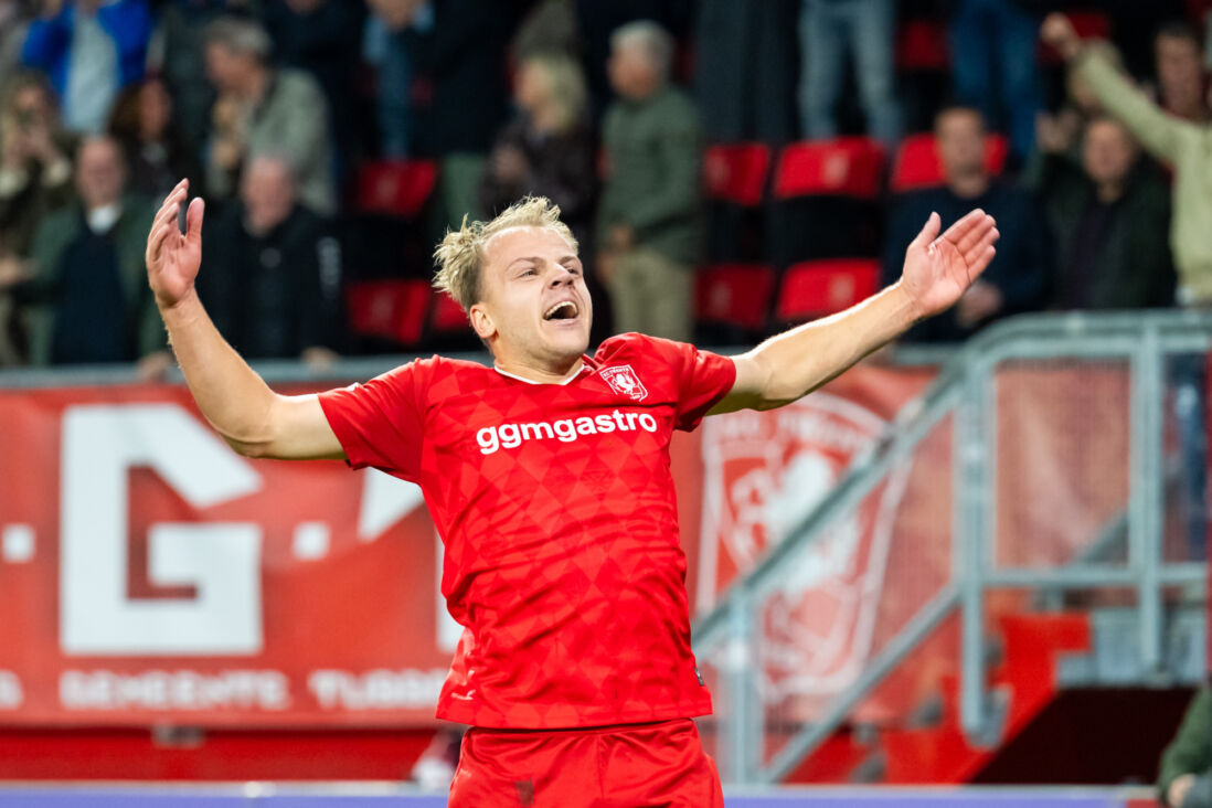 Thomas van den Belt juicht na zijn doelpunt