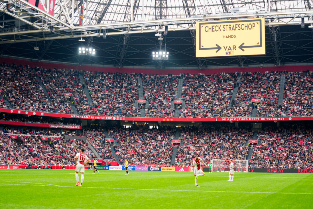 Een VAR-check bij Ajax