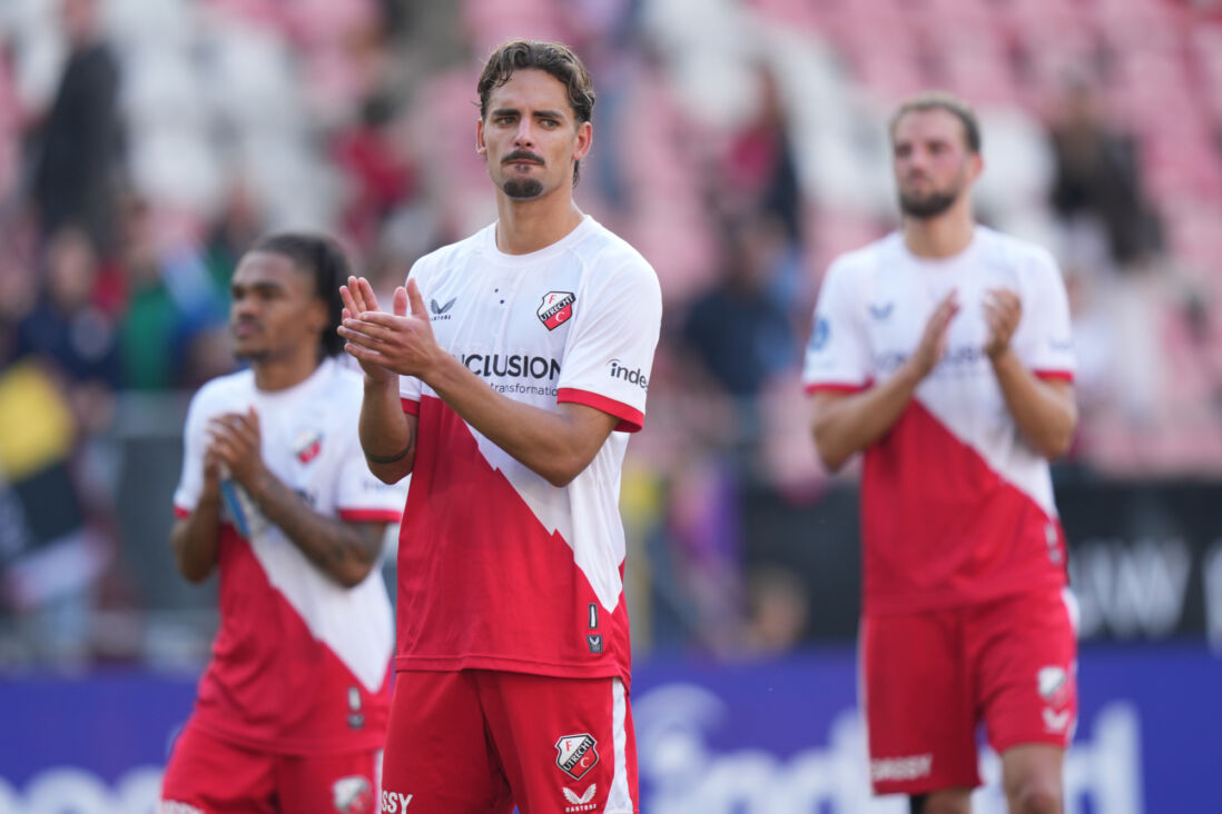 Siebe Horemans (FC Utrecht) bedankt het publiek