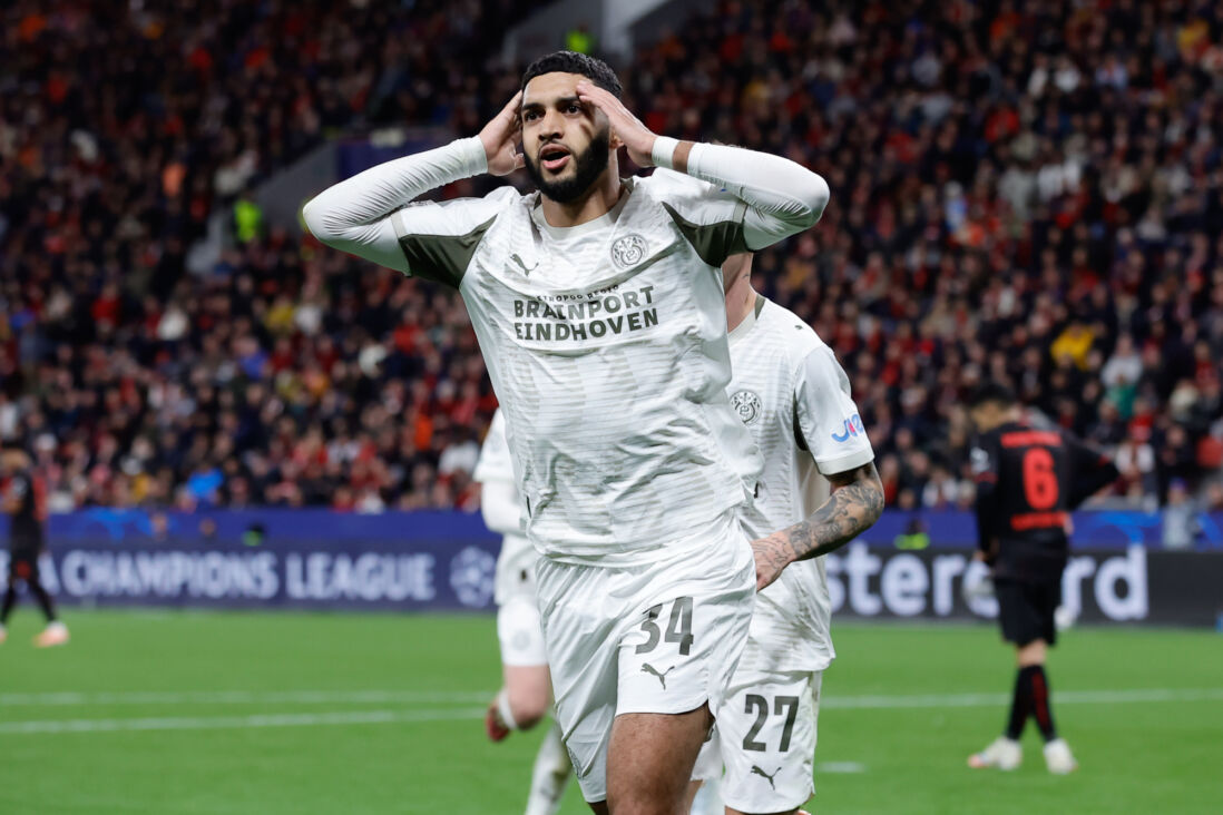 Ismael Saibari juicht na zijn goal in Leverkusen