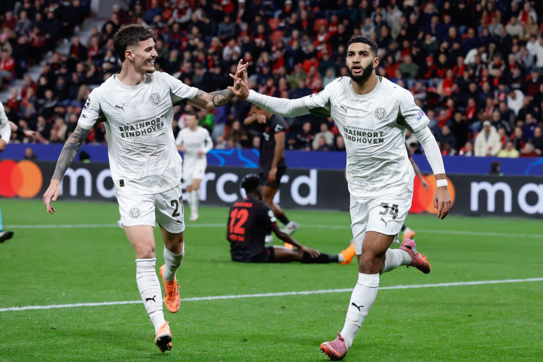 Dennis Man en Ismael Saibari vieren de goal tegen Bayer Leverkusen