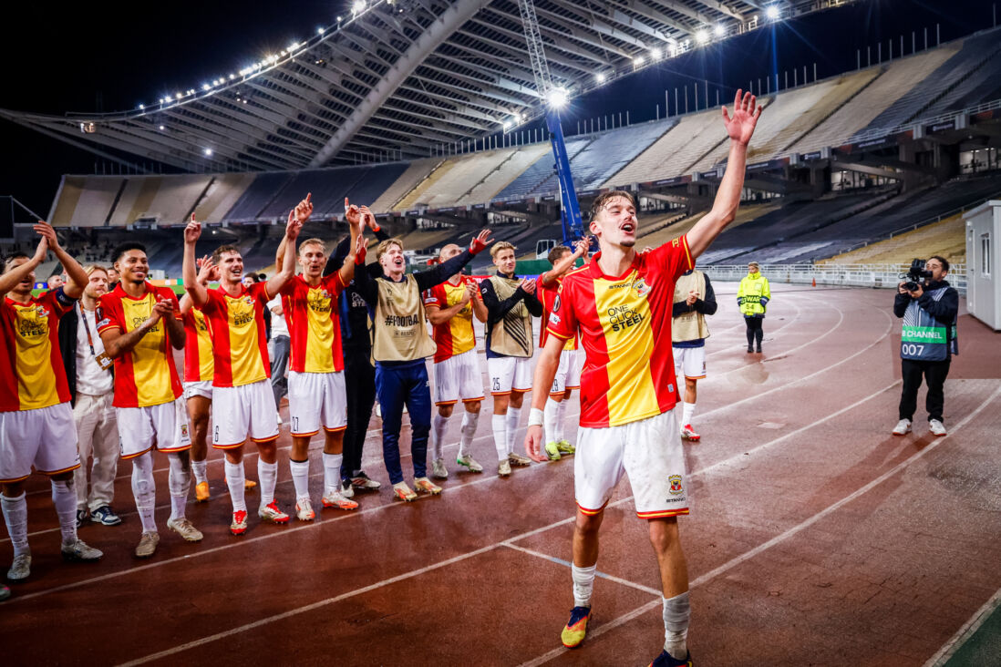 Milan Smit viert feest in Griekenland