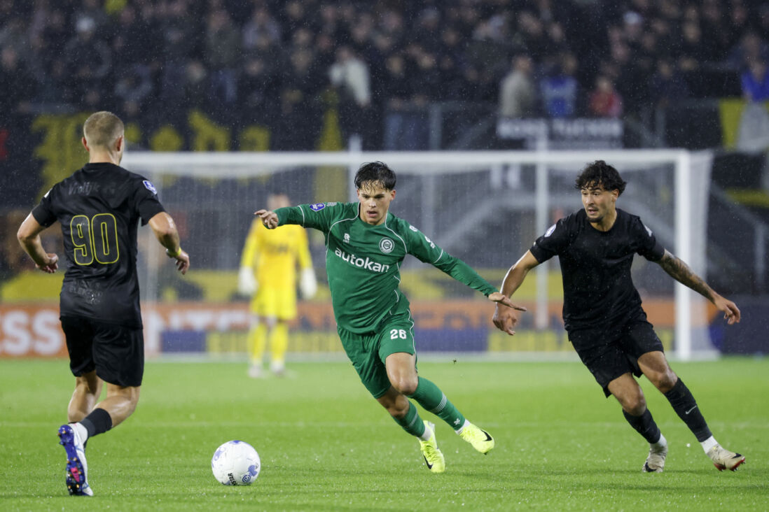 Thom van Bergen van FC Groningen in actie tegen NAC Breda