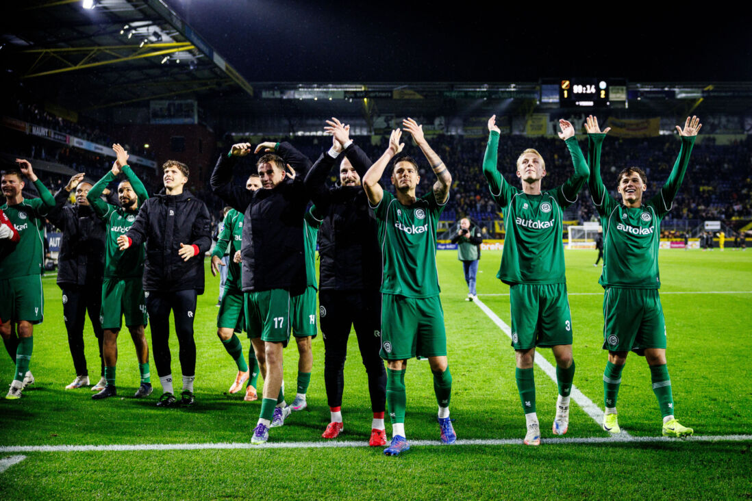 Spelers van FC Groningen bedanken de fans