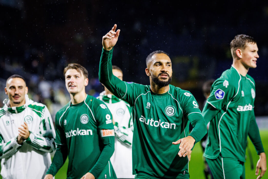 Spelers van FC Groningen vieren feest na weer een overwinning