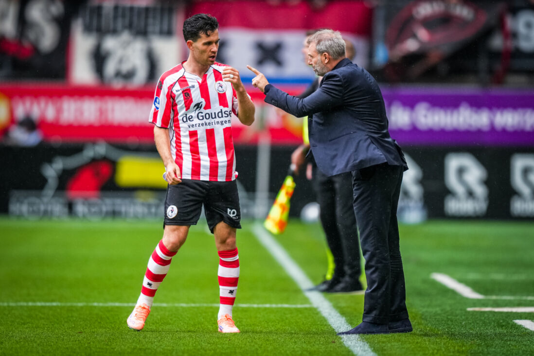 Pelle Clement krijgt instructies van Maurice Steijn