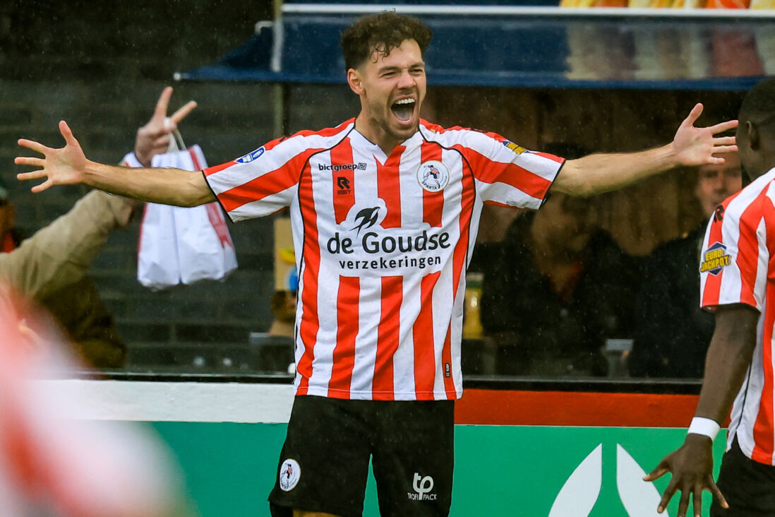 Mitchell van Bergen viert zijn treffer tegen Ajax