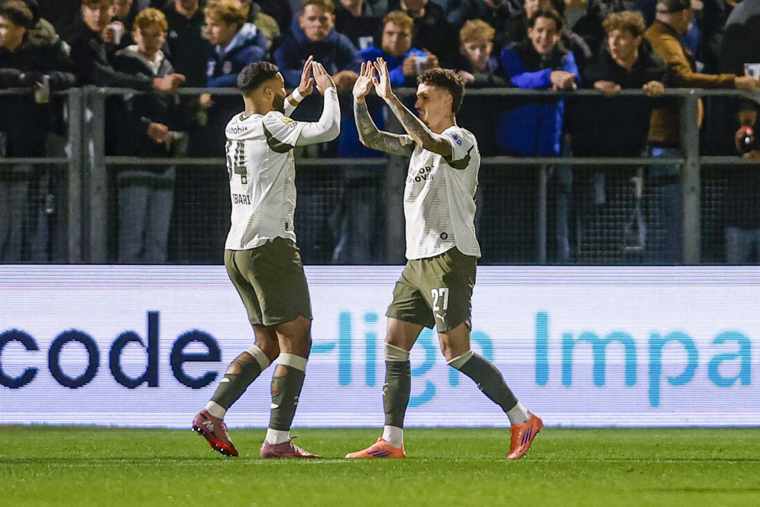 Ismael Saibari en Dennis Man vieren een treffer tegen PEC Zwolle