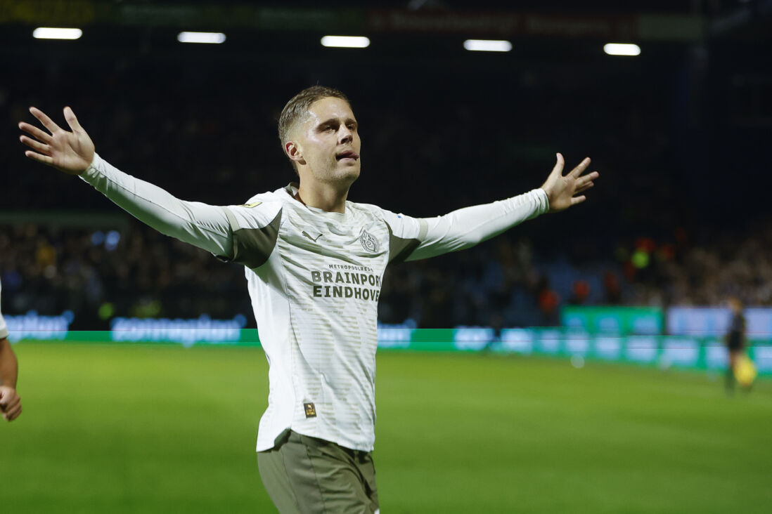 Joey Veerman viert zijn goal tegen PEC