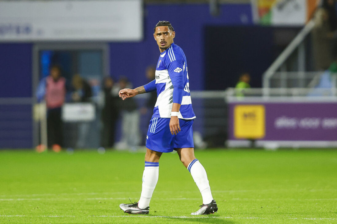Tristan Gooijer verlaat het veld na zijn rode kaart tegen PSV