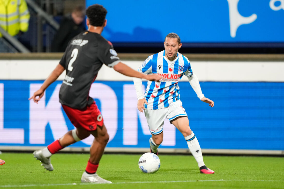 Maxence Rivera dribbelt tegen Excelsior