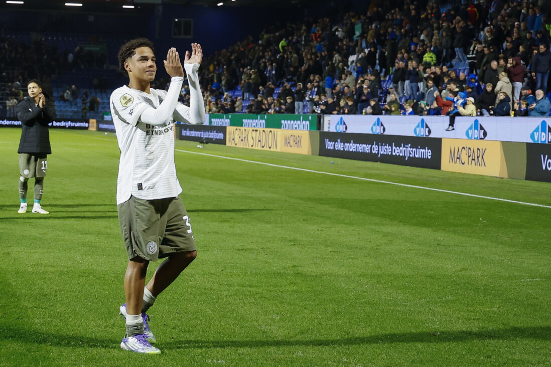 Noah Fernandez bedankt de PSV-supporters na zijn debuut tegen PEC Zwolle