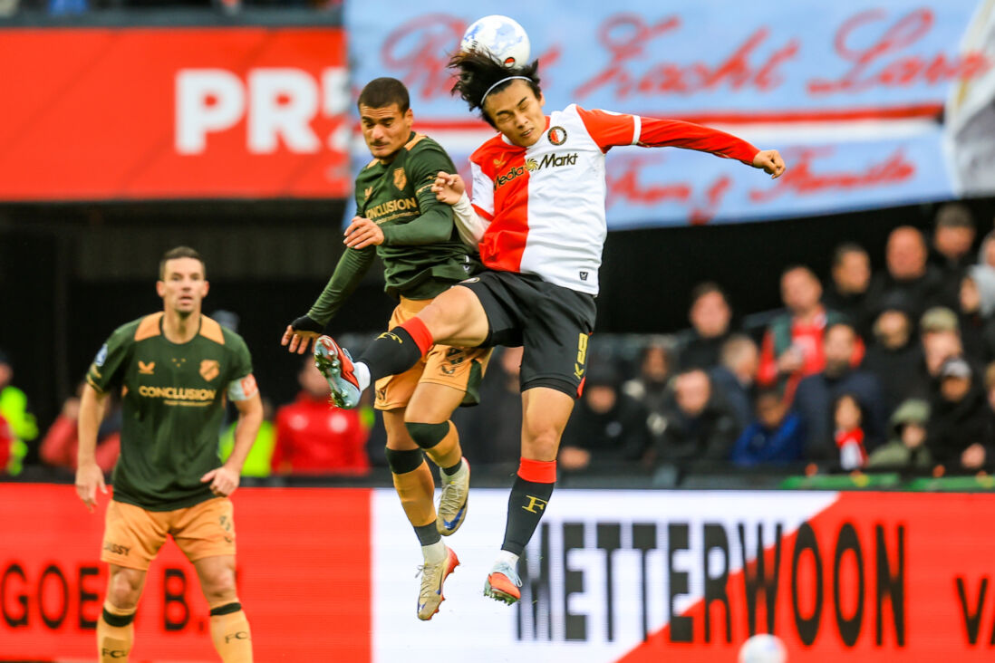 Een duel tussen Can Bozdogan (FC Utrecht) en Ayase Ueda (Feyenoord)