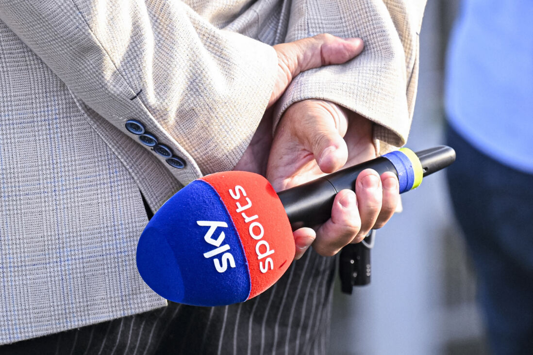 Het logo van Sky Sports op een microfoon