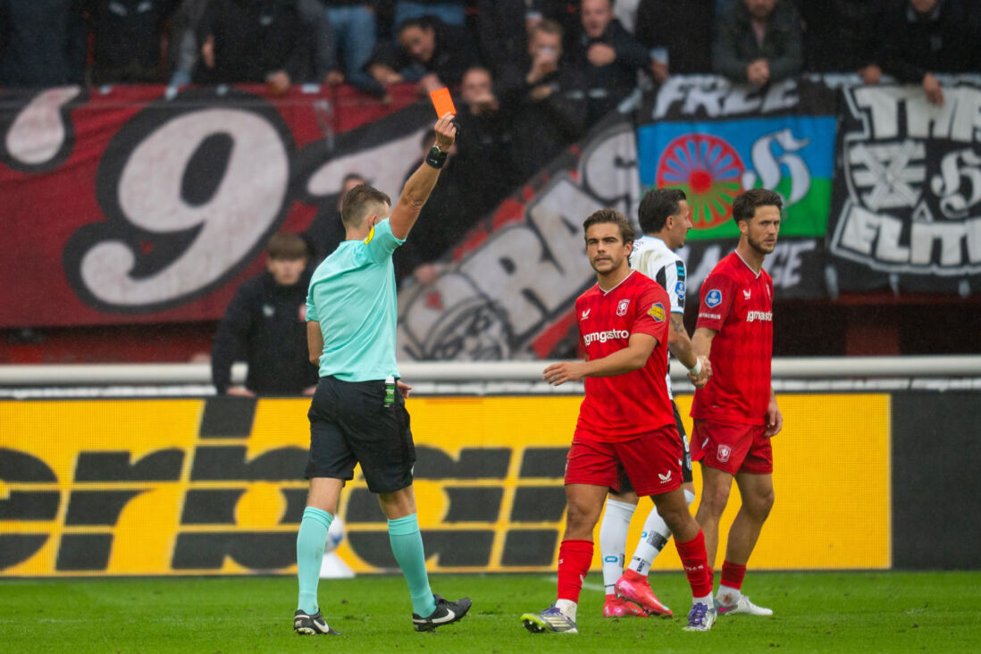 Bart van Rooij krijgt een rode kaart van scheidsrechter Allard Lindhout