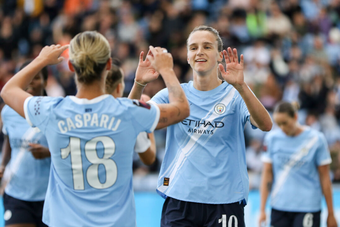 Kerstin Casparij en Vivianne Miedema juichen