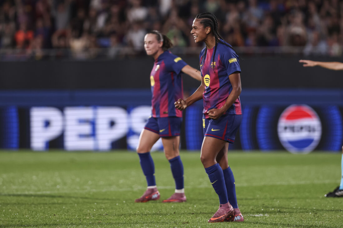 Esmee Brugts juicht na haar goal voor FC Barcelona