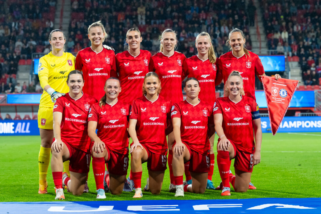 De speelsters van FC Twente voorafgaand aan het duel met Chelsea