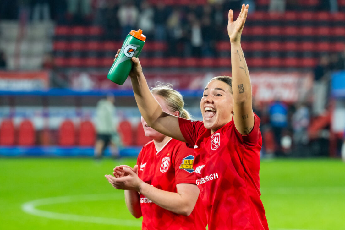 Lynn Groenewegen is blij na het gelijkspel tegen Chelsea