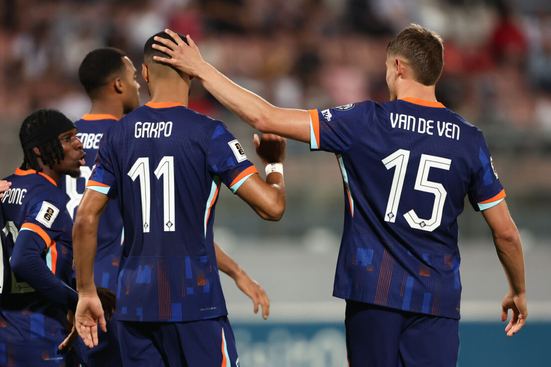 Cody Gakpo viert treffer met Micky van de Ven