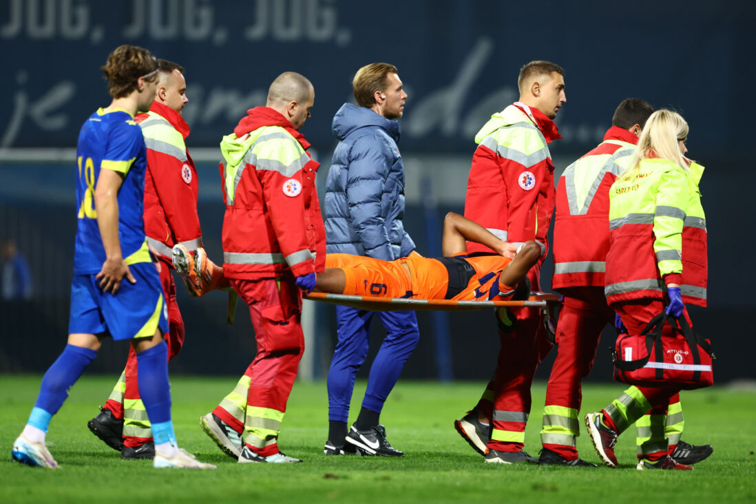Antoni Milambo per brancard het veld af bij Jong Oranje