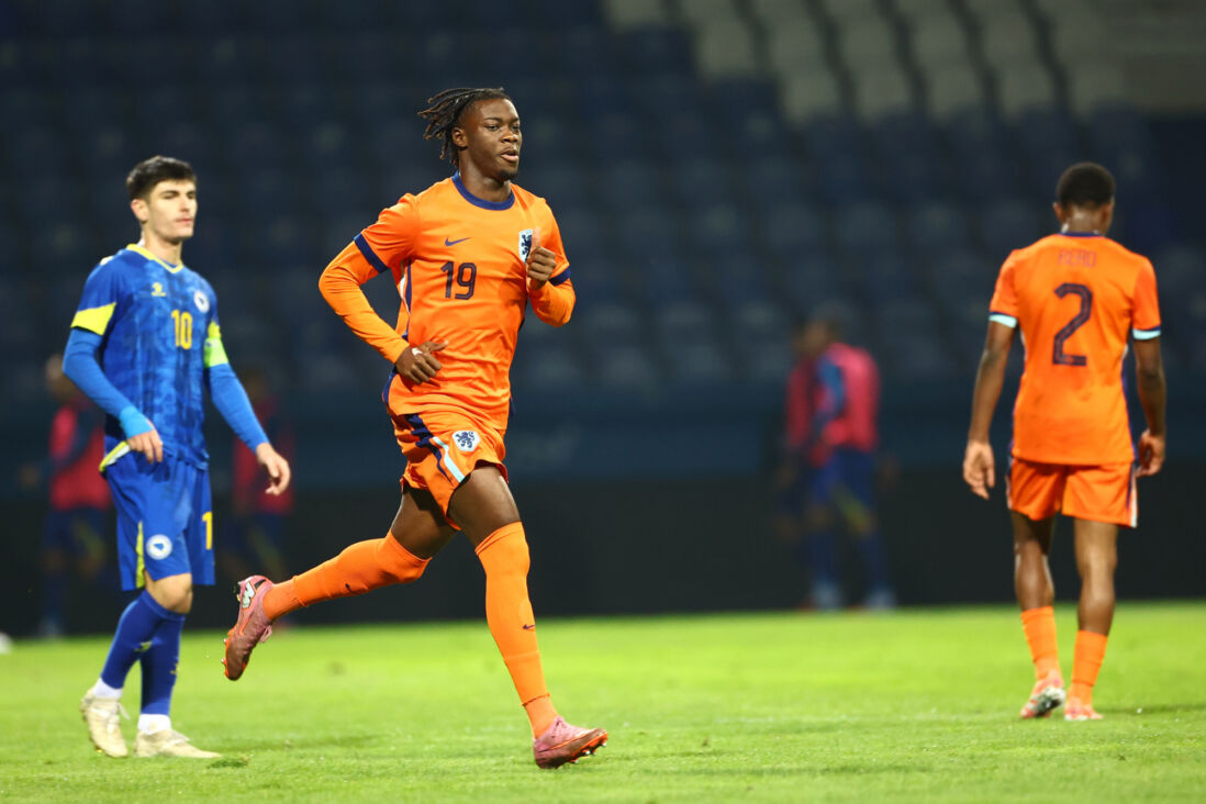 Don-Angelo Konadu in actie bij Jong Oranje