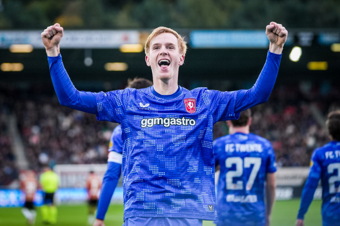 Mats Rots juicht na zijn goal voor FC Twente