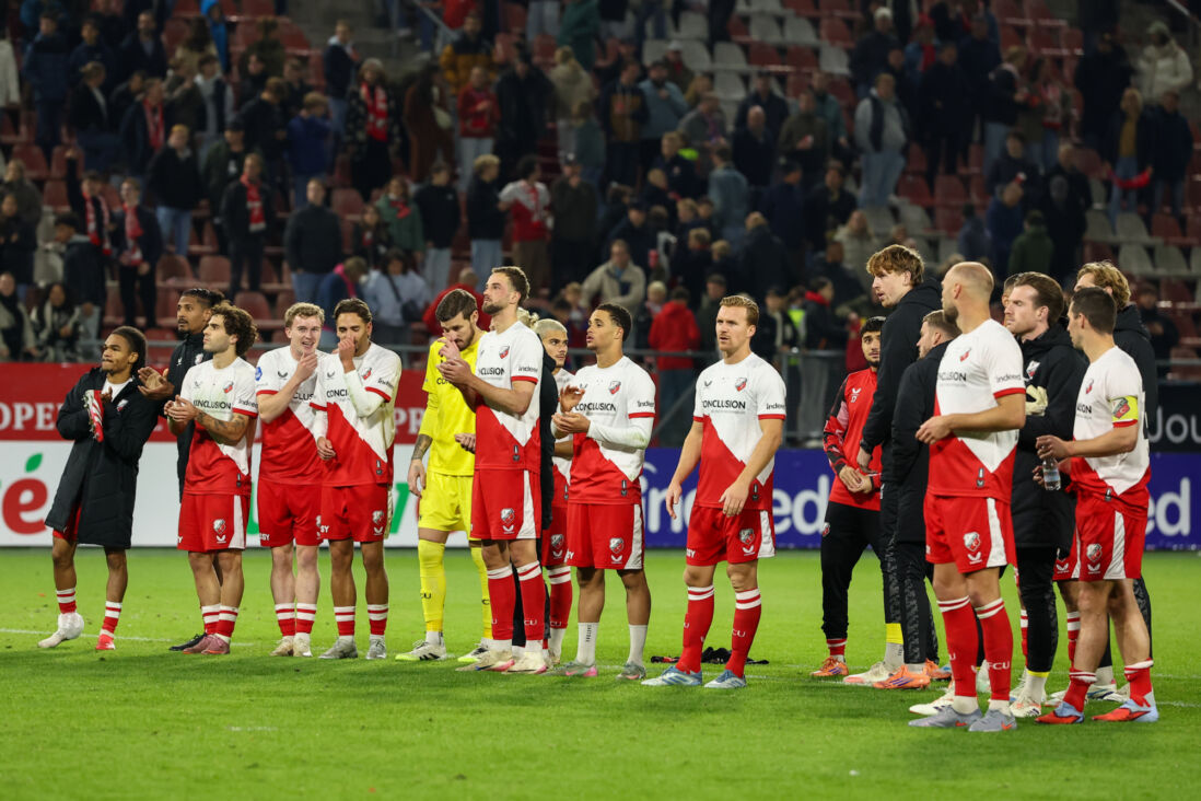 De spelers van FC Utrecht bedanken het publiek