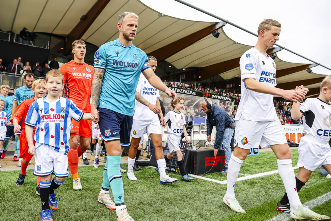 Luuk Brouwers komt het veld op bij Telstar