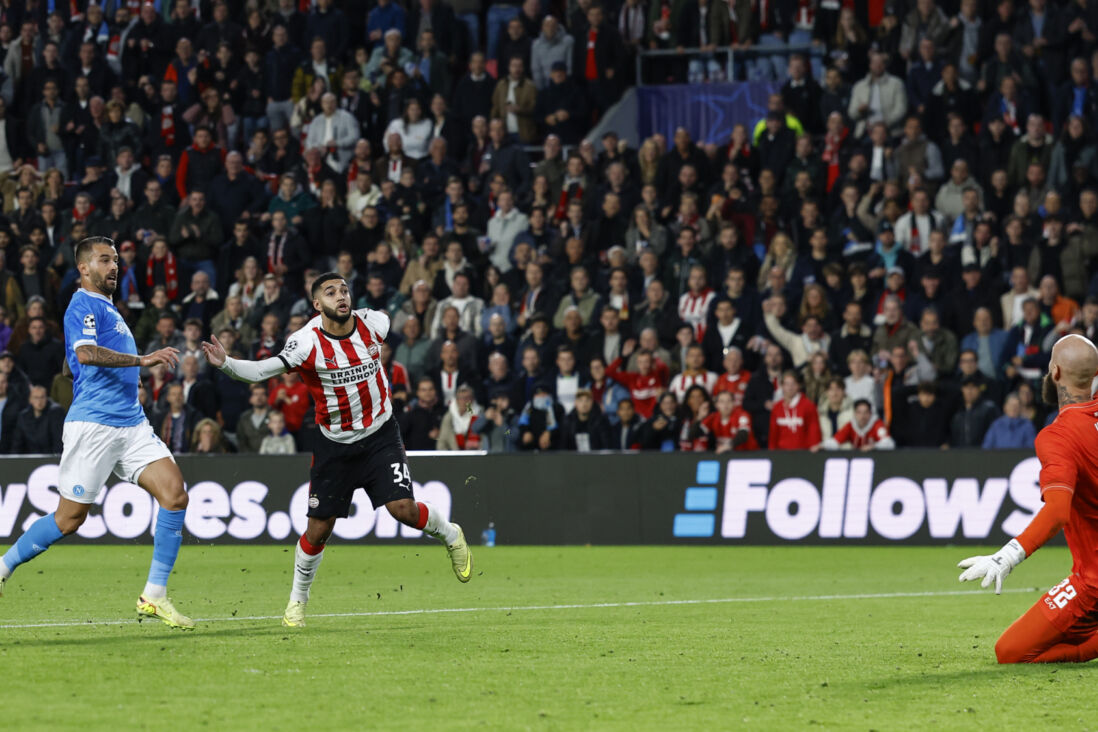Ismael Saibari schiet PSV op voorsprong tegen Napoli