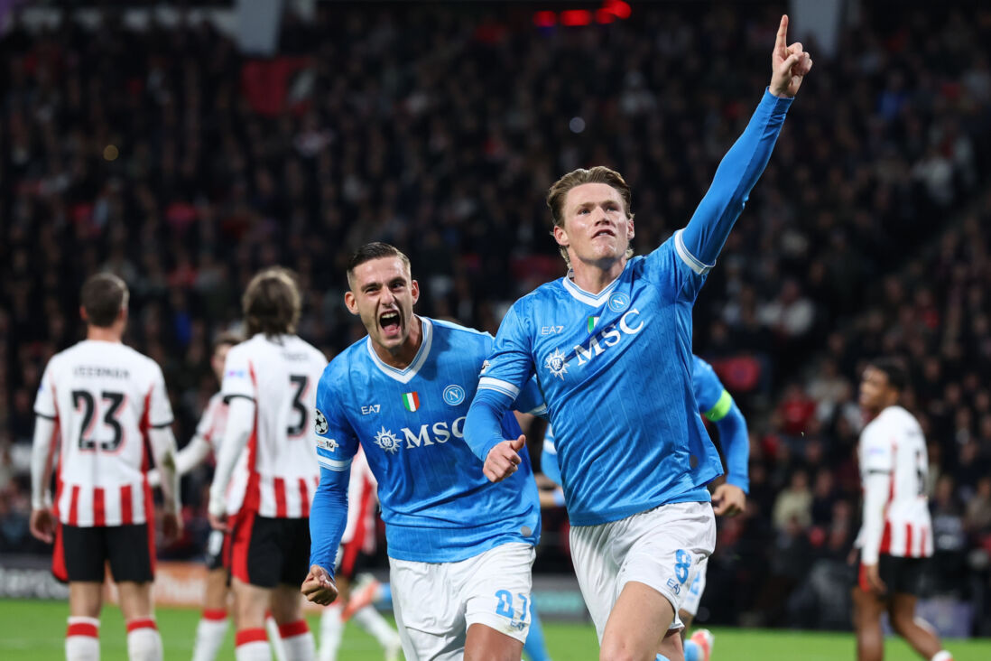 Scott McTominay viert de openingstreffer tegen PSV