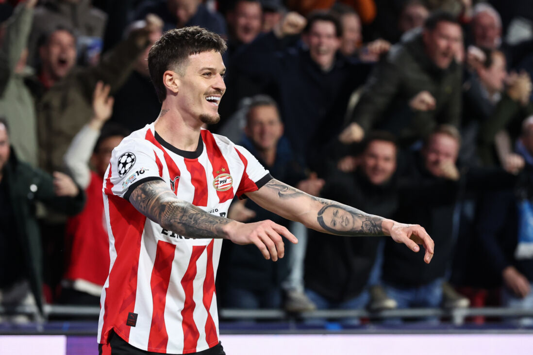 Dennis Man viert één van zijn treffers tegen Napoli