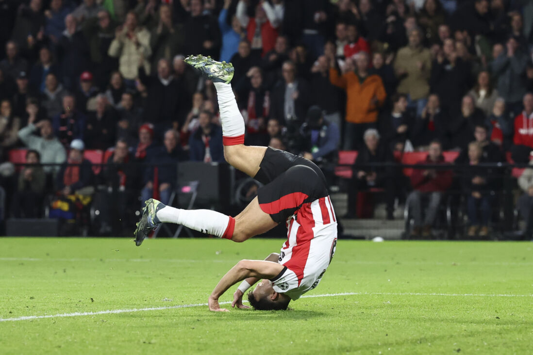 Ivan Perisic viert de 3-1 van Dennis Man met een koprol in het Philips Stadion