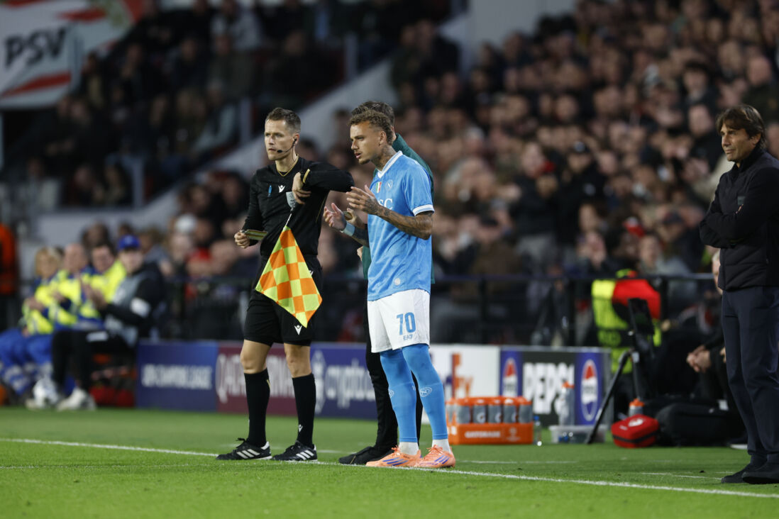 Noa Lang kwam als invaller in het veld bij Napoli tegen PSV
