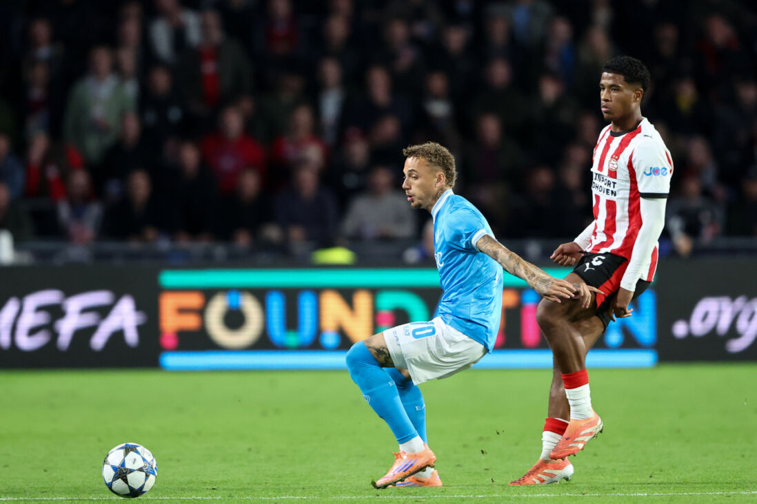 Noa Lang duelleert met Ryan Flamingo