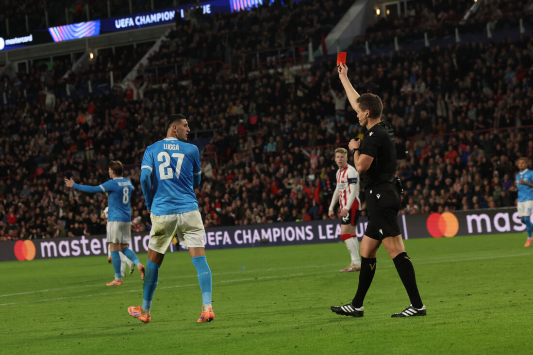Lorenzo Lucca kreeg rood tegen PSV