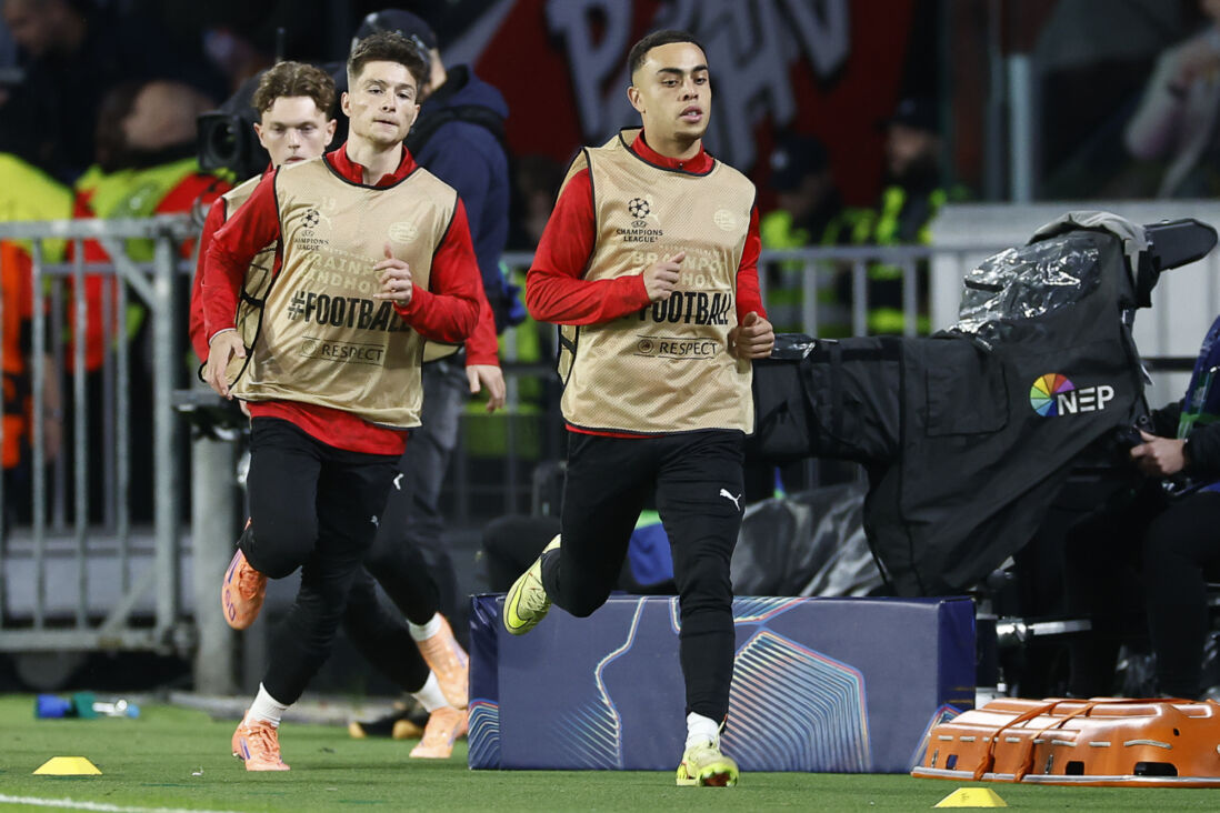 Sergino Dest, Esmir Bajraktarevic en Paul Wanner lopen warm tegen Napoli