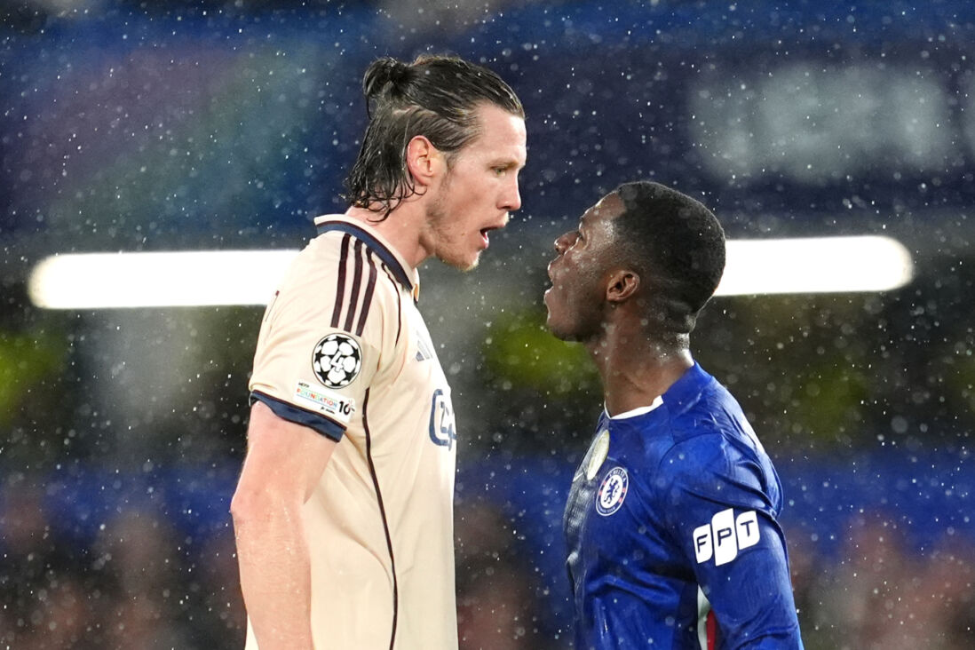 Wout Weghorst en Moises Caicedo