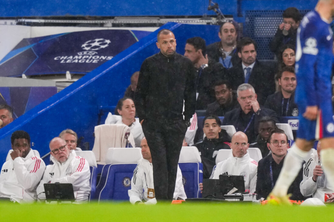 John Heitinga staat beteuterd langs de lijn bij Chelsea uit
