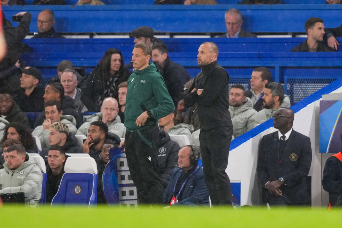 John Heitinga langs het veld bij Chelsea