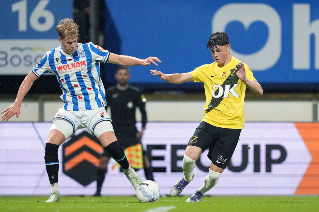 Maas Willemsen in gevecht om de bal met Pepijn Reulen