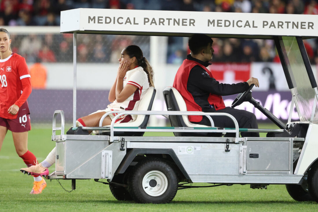 Olivia Smith moet geblesseerd naar de kant