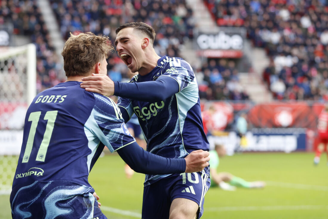 Ajax viert goal in Enschede