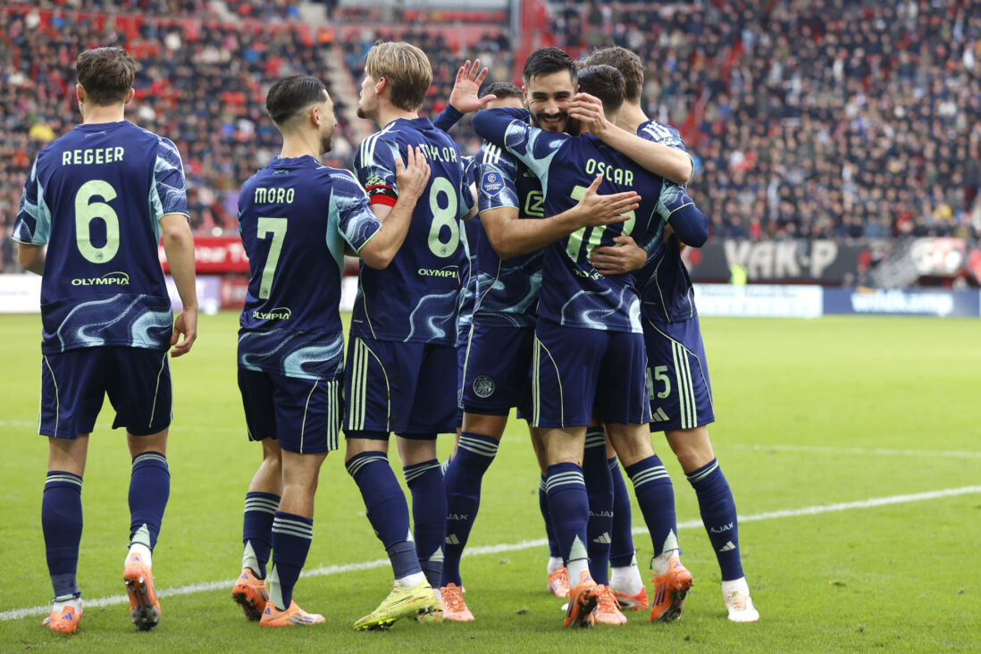 Oscar Gloukh viert zijn treffer